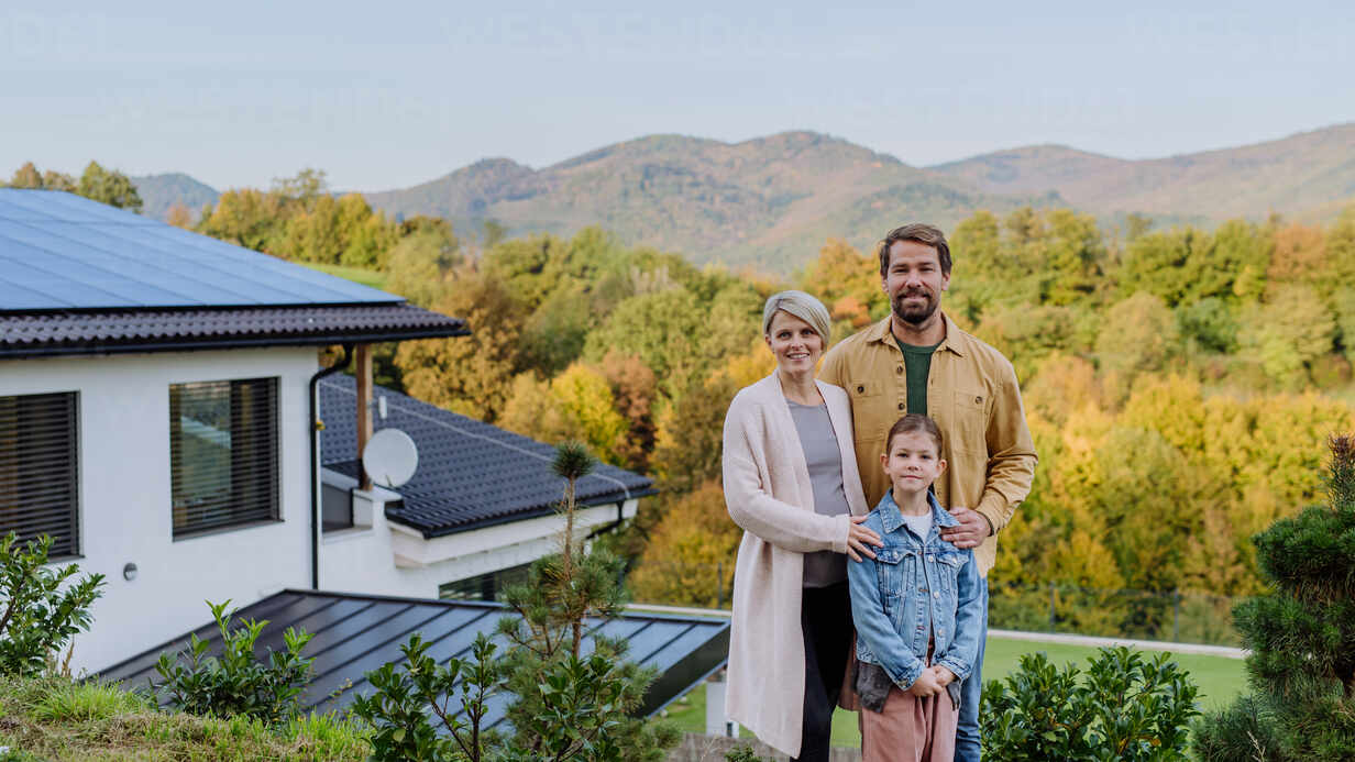 Glückliche Familie mit Solaranlage